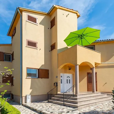 Apartmán Beautiful Apartment In Valbandon *