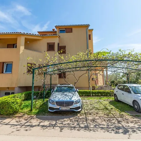 Beautiful Apartment In Valbandon Apartment *