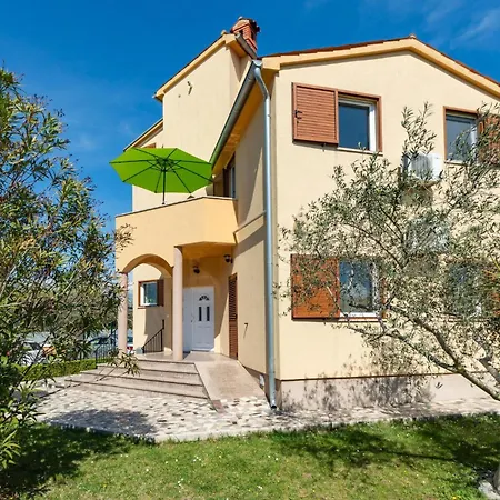 Beautiful Apartment In Valbandon Apartment *