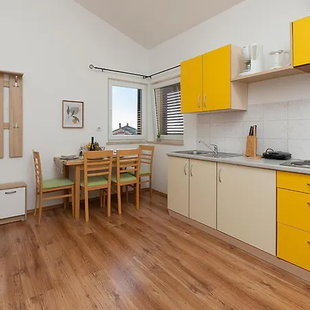 Beautiful Apartment In Valbandon