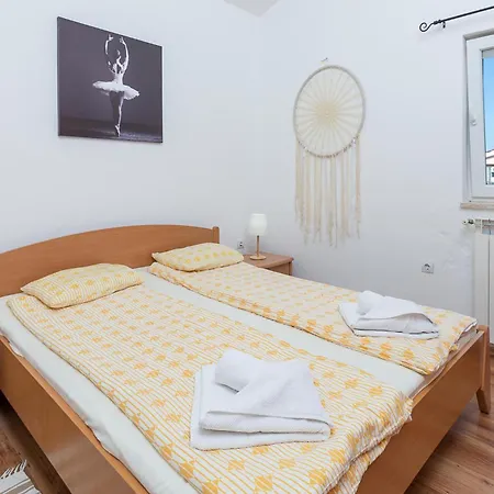 Beautiful Apartment In Valbandon Apartmán